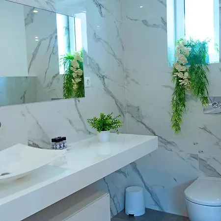 Βίλα Beautiful 4-bedroom With Garden And Pool *