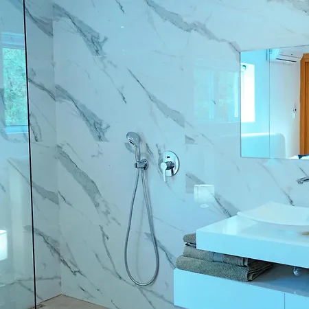 Beautiful 4-bedroom With Garden And Pool Αλμπουφέιρα