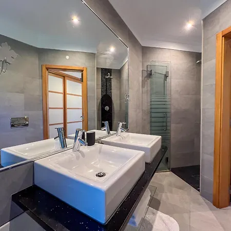 فيلة Beautiful 4-bedroom With Garden And Pool البوفيرا
