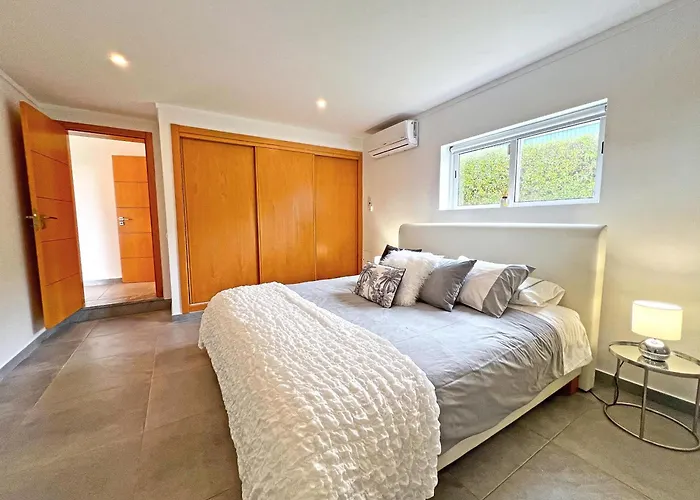 别墅 Beautiful 4-bedroom With Garden And Pool