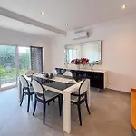 Beautiful 4-bedroom With Garden And Pool *