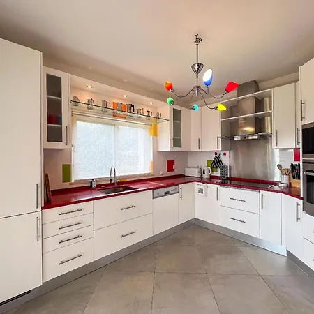 ヴィラ Beautiful 4-bedroom With Garden And Pool *