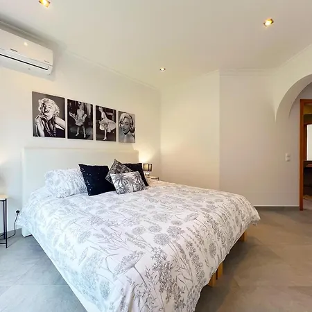 ヴィラ Beautiful 4-bedroom With Garden And Pool *