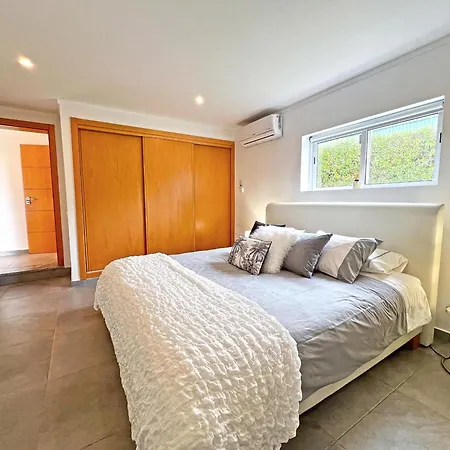 ヴィラ Beautiful 4-bedroom With Garden And Pool