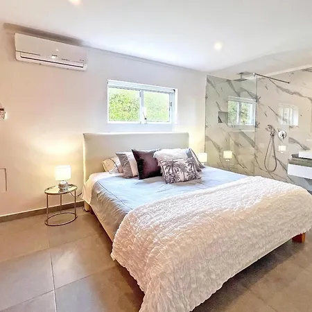 Beautiful 4-bedroom With Garden And Pool וילה *