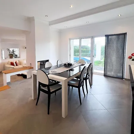 Beautiful 4-bedroom With Garden And Pool