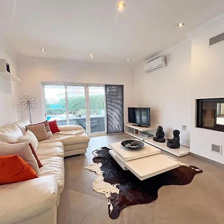 Beautiful 4-bedroom With Garden And Pool וילה