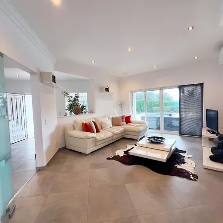 Beautiful 4-bedroom With Garden And Pool ヴィラ