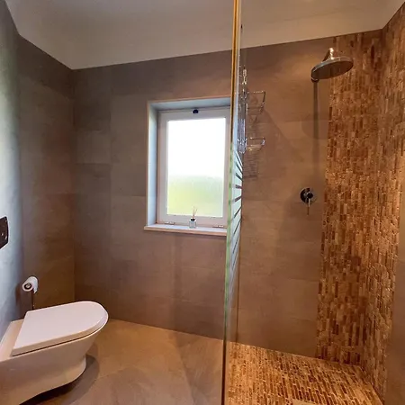 Beautiful 4-bedroom With Garden And Pool *