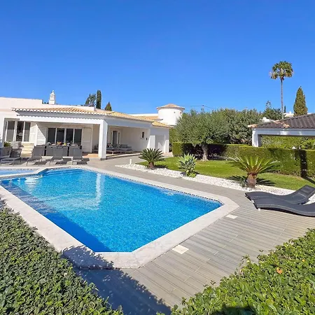 ヴィラ Beautiful 4-bedroom With Garden And Pool アルブフェイラ