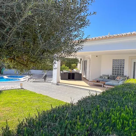 ヴィラ Beautiful 4-bedroom With Garden And Pool アルブフェイラ