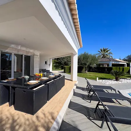 Beautiful 4-bedroom With Garden And Pool アルブフェイラ