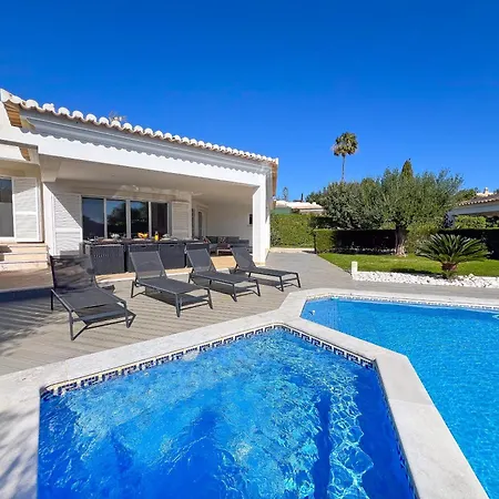 Beautiful 4-bedroom With Garden And Pool 빌라 *