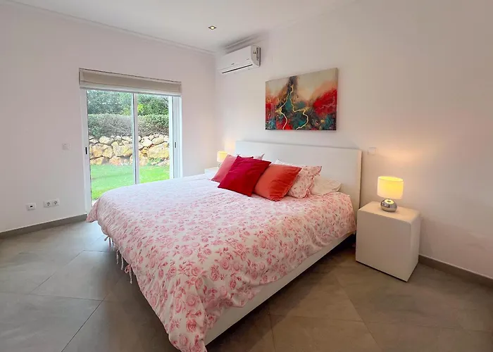 Beautiful 4-bedroom With Garden And Pool *