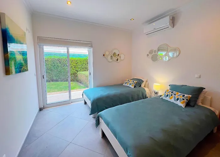 Beautiful 4-bedroom With Garden And Pool *