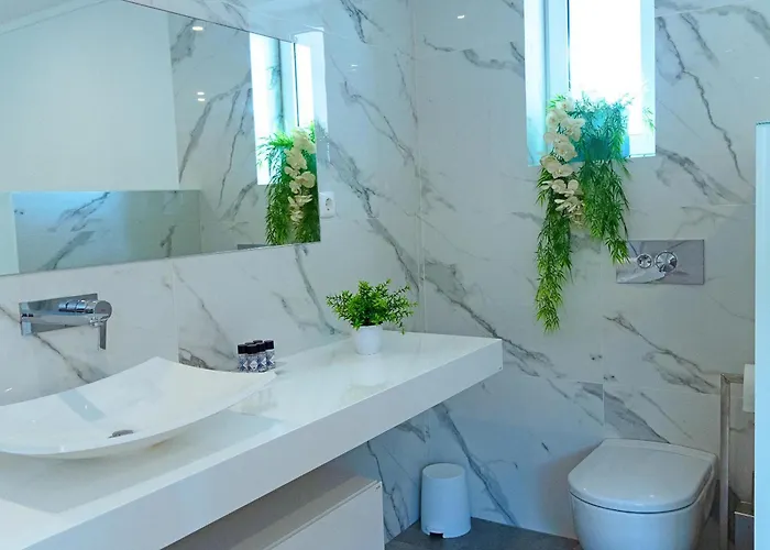 Villa Beautiful 4-bedroom With Garden And Pool *