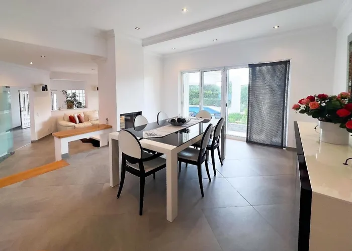 Beautiful 4-bedroom With Garden And Pool