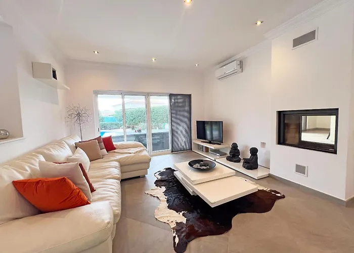 Beautiful 4-bedroom With Garden And Pool Villa