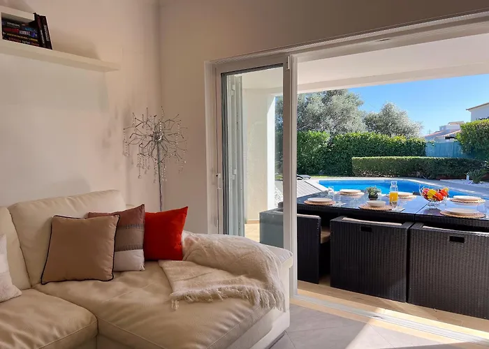 Beautiful 4-bedroom With Garden And Pool