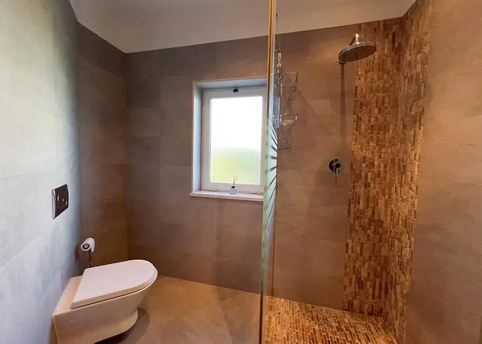 Beautiful 4-bedroom With Garden And Pool *