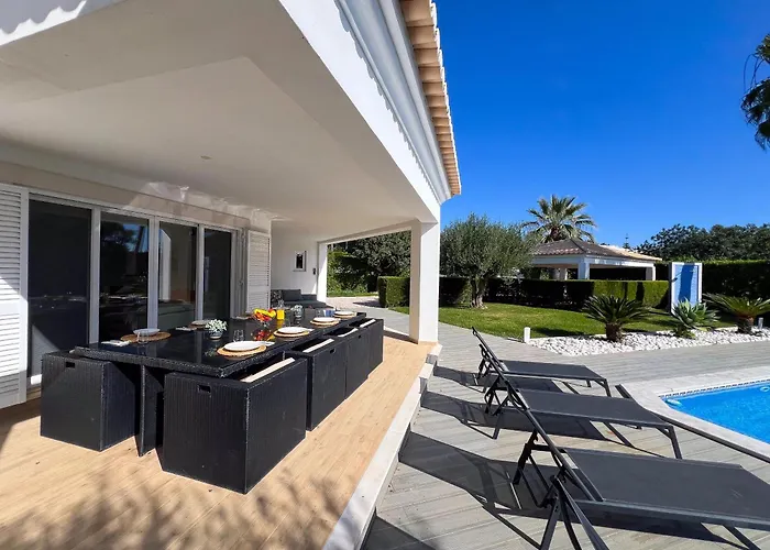 Beautiful 4-bedroom With Garden And Pool Albufeira