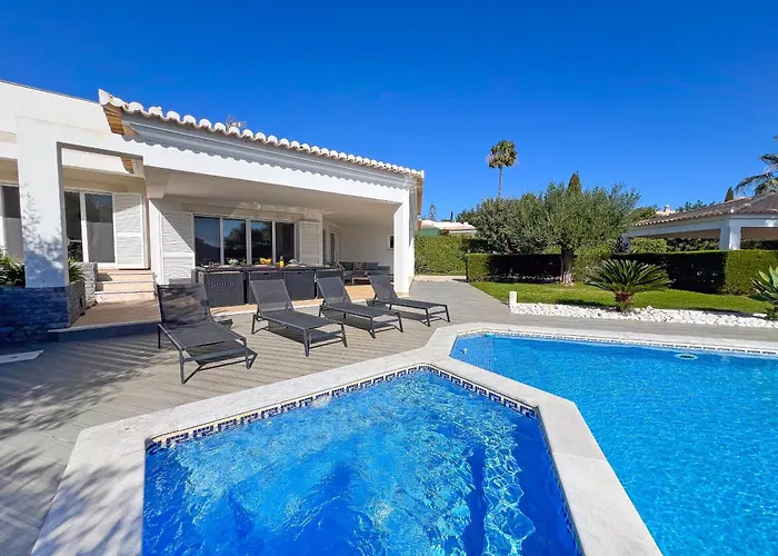 Beautiful 4-bedroom With Garden And Pool Villa *