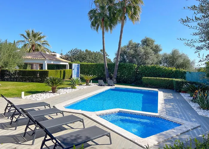 Beautiful 4-bedroom With Garden And Pool Albufeira