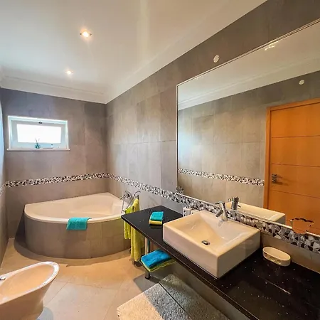 Beautiful 4-bedroom With Garden And Pool