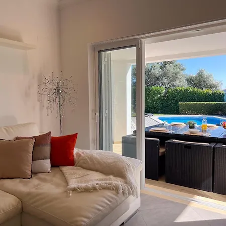 Beautiful 4-bedroom With Garden And Pool