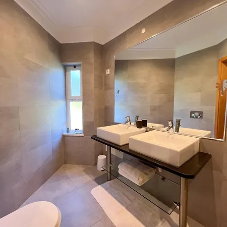 Beautiful 4-bedroom With Garden And Pool 别墅