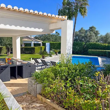 Beautiful 4-bedroom With Garden And Pool Vila *