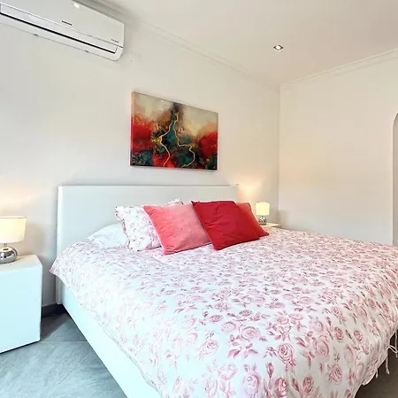 Beautiful 4-bedroom With Garden And Pool فيلة *