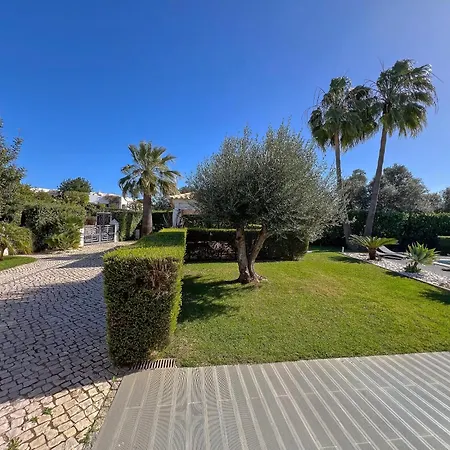 Beautiful 4-bedroom With Garden And Pool فيلة البوفيرا